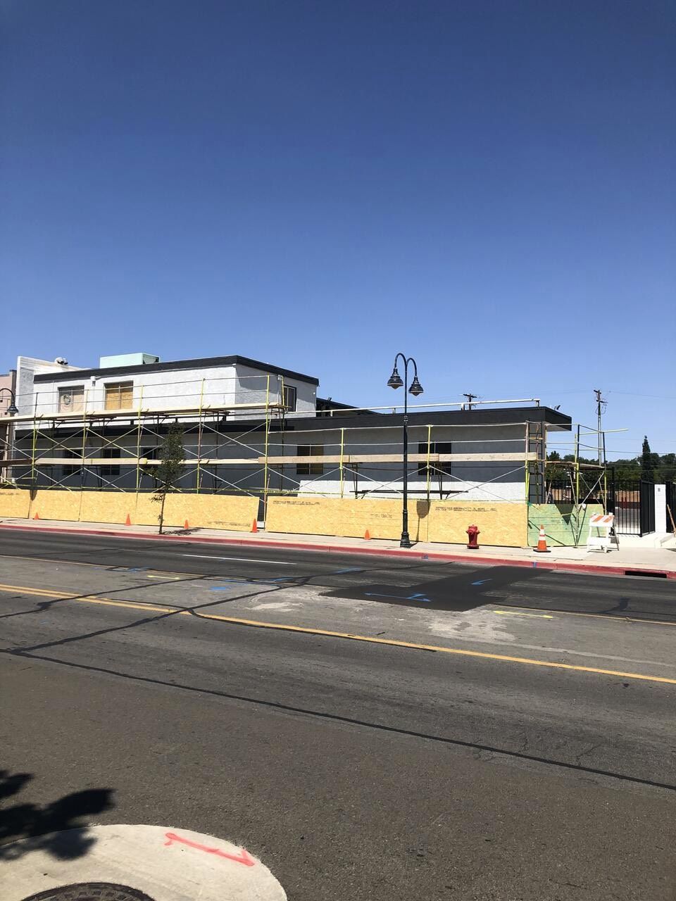 A new restarunt building that is getting stucco installed in Reno, Nevada