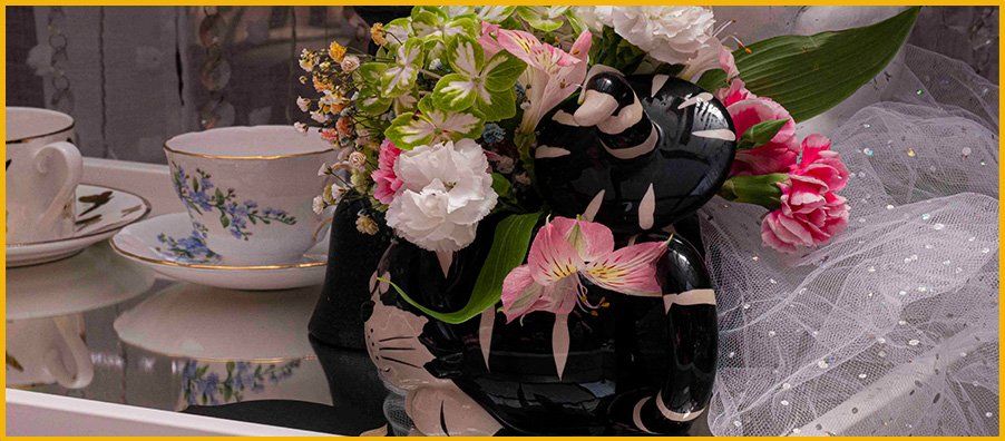 Cheshire cat flowers tea table