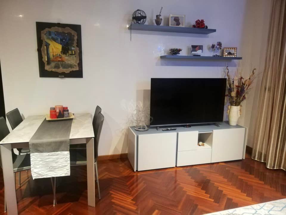 parete attrezzato e angolo pranzo