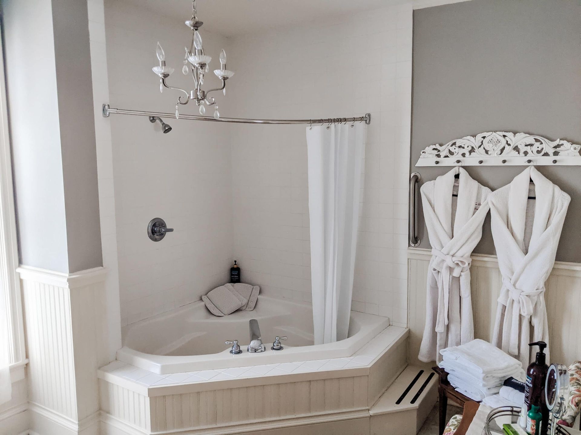 A bathroom with a bathtub and a shower curtain