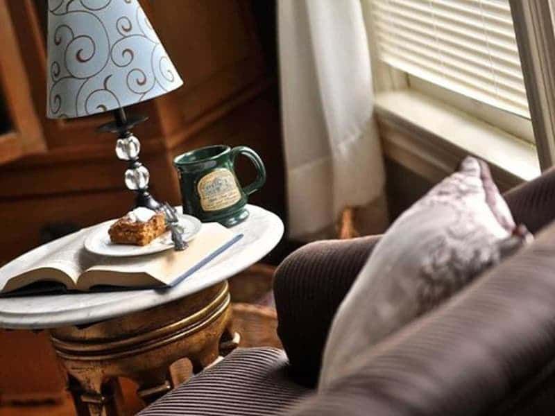 A lamp is sitting on a table next to a couch