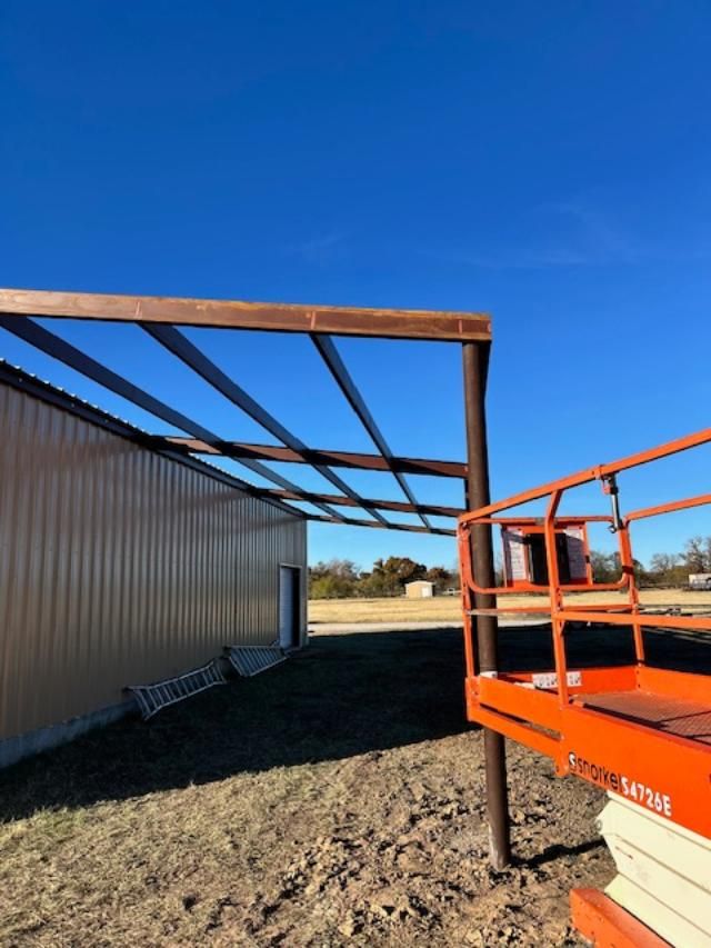 A jlg lift is sitting in front of a building