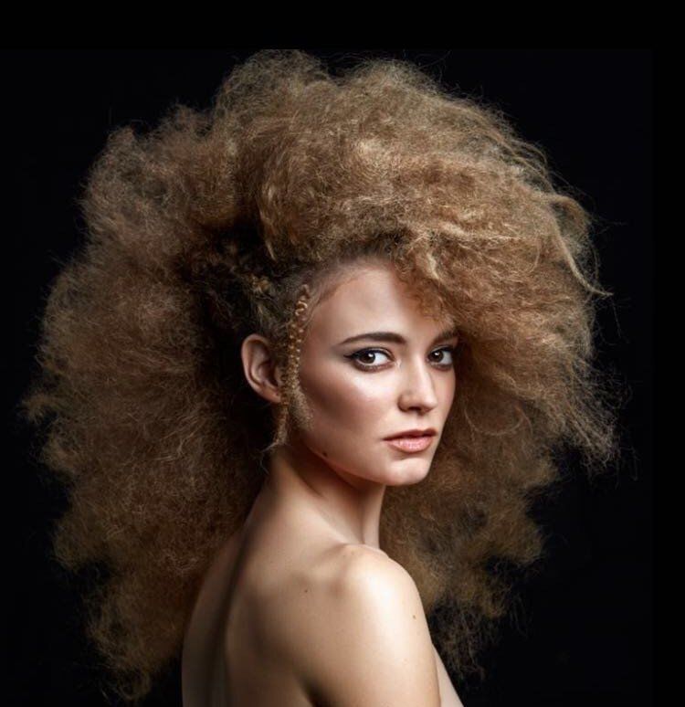 Donna con capelli lunghi mossi