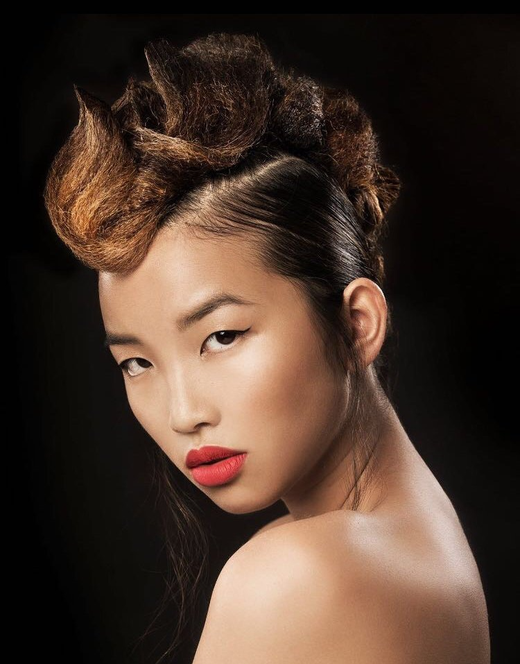 Donne con capelli ricci e treccine