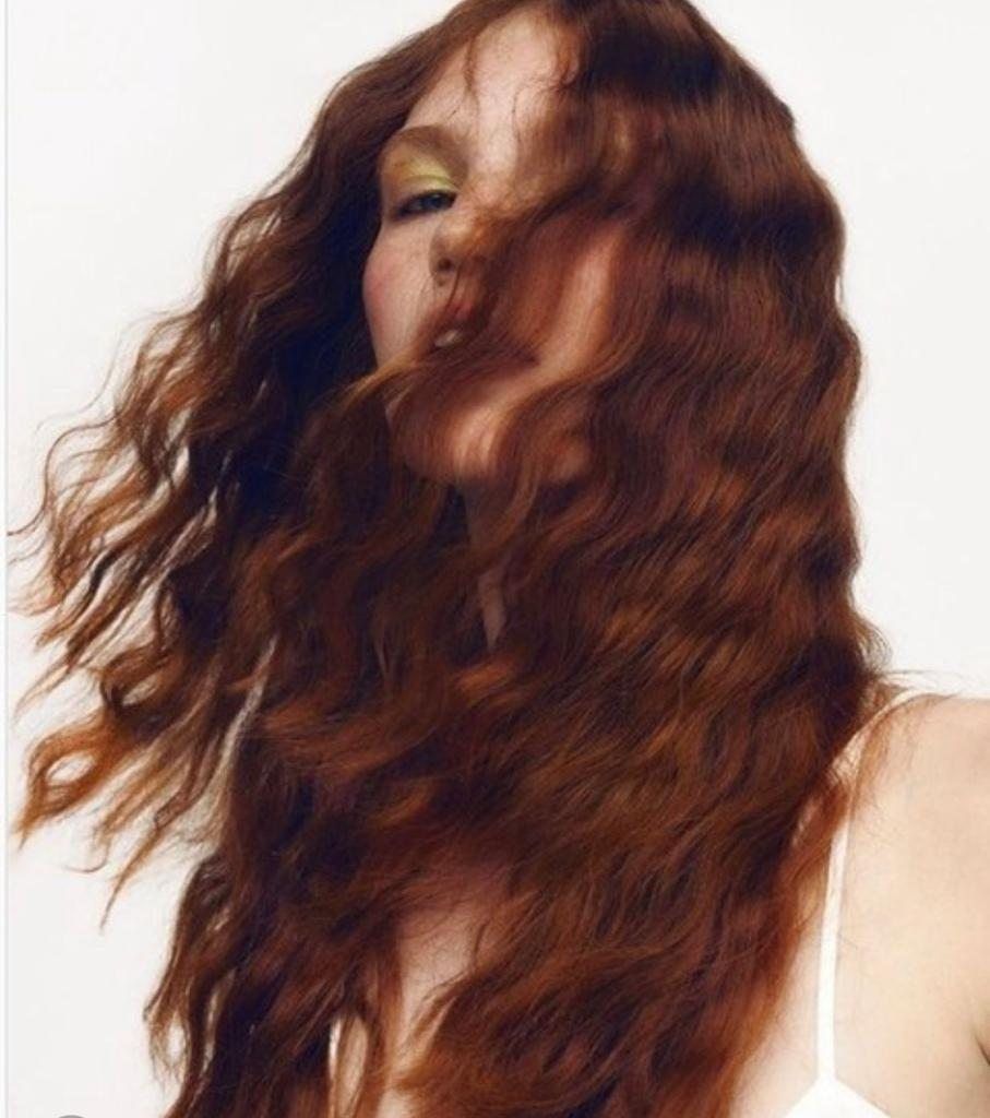 Donna con capelli rossi