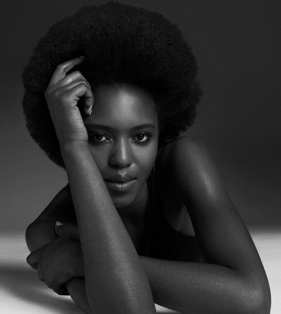 Donna con acconciatura afro