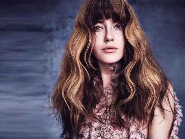 Capelli mossi con frangia