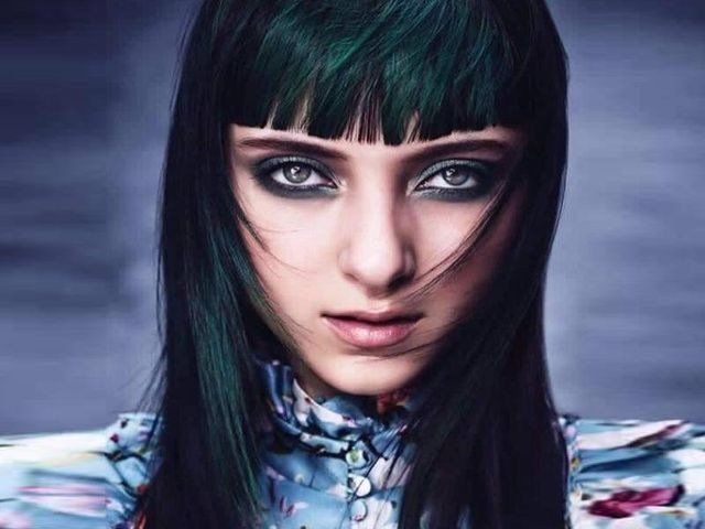 Capelli verdi con frangia