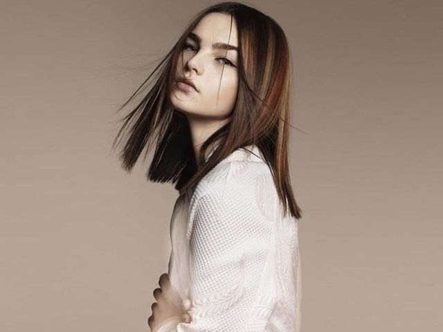 Capelli castani alle spalle