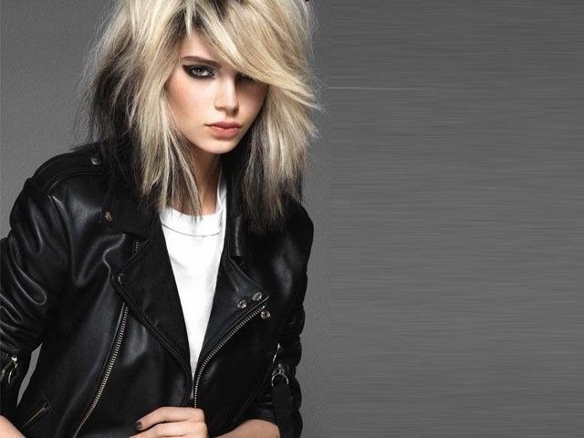 Capelli biondi con meche nere