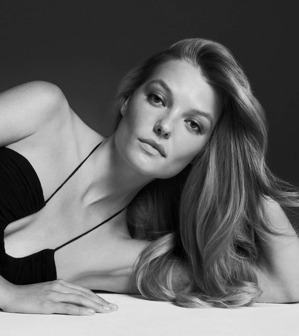 Donna con capelli lisci