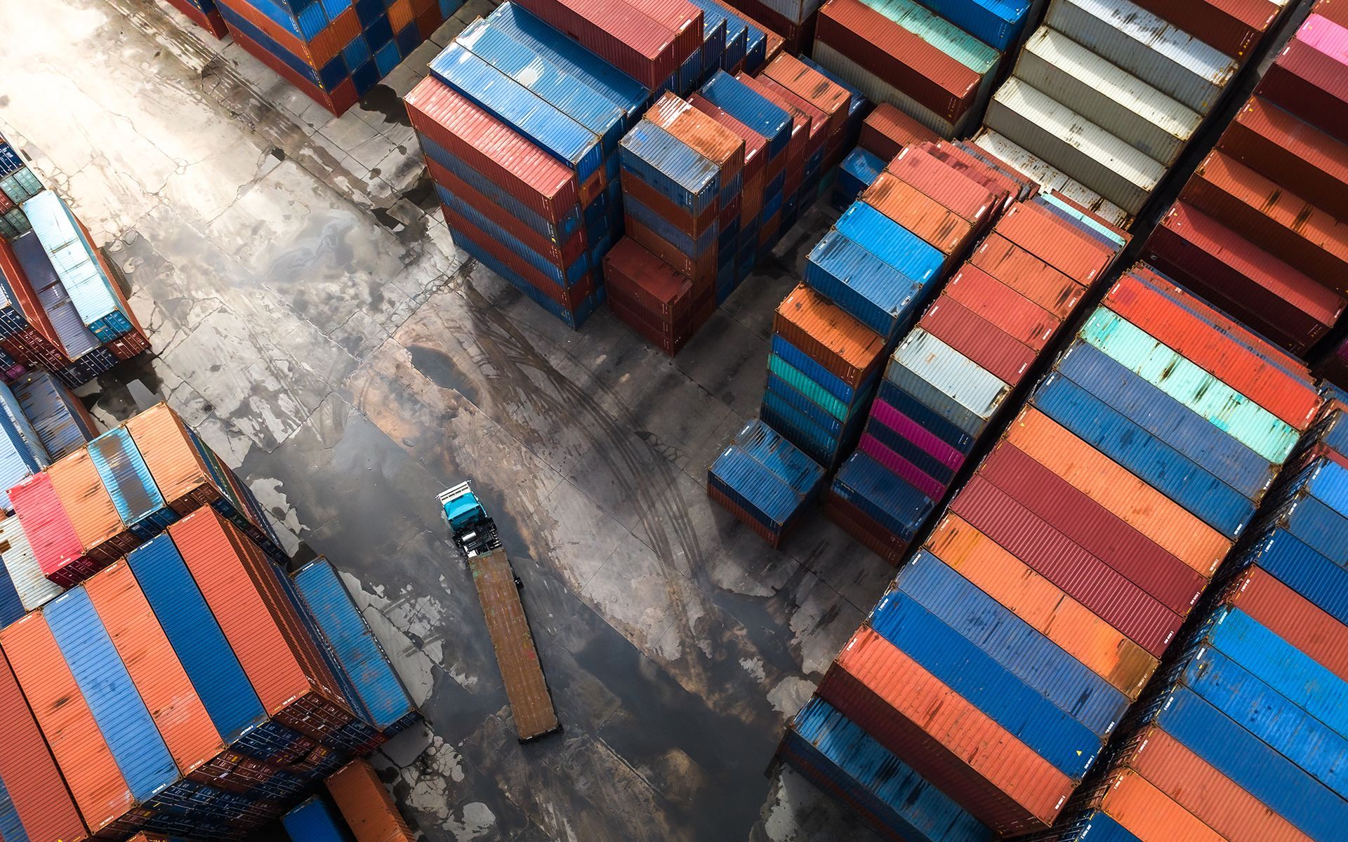 An aerial view of a warehouse filled with lots of shipping containers.