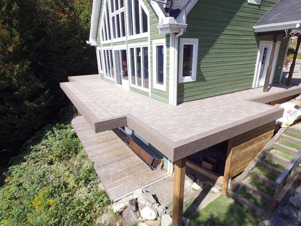 Grand patio avec membrane de PVC beige