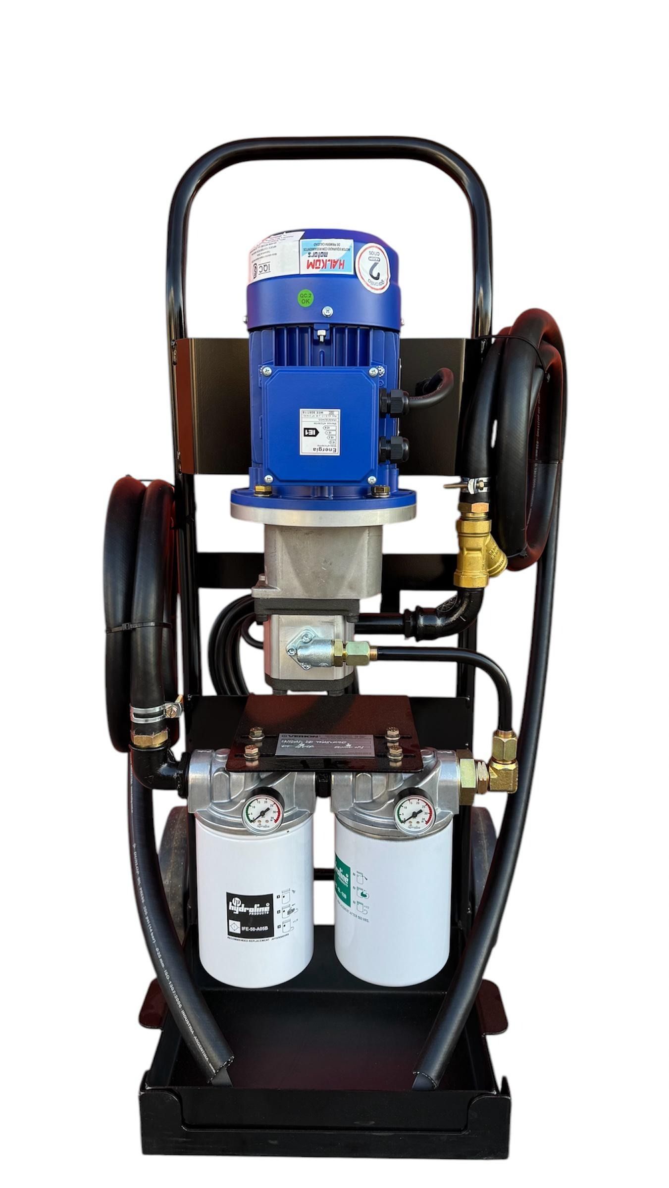 Una unidad de filtración móvil con un motor azul, mangueras y recipientes de filtro dobles sobre un marco con ruedas negro.