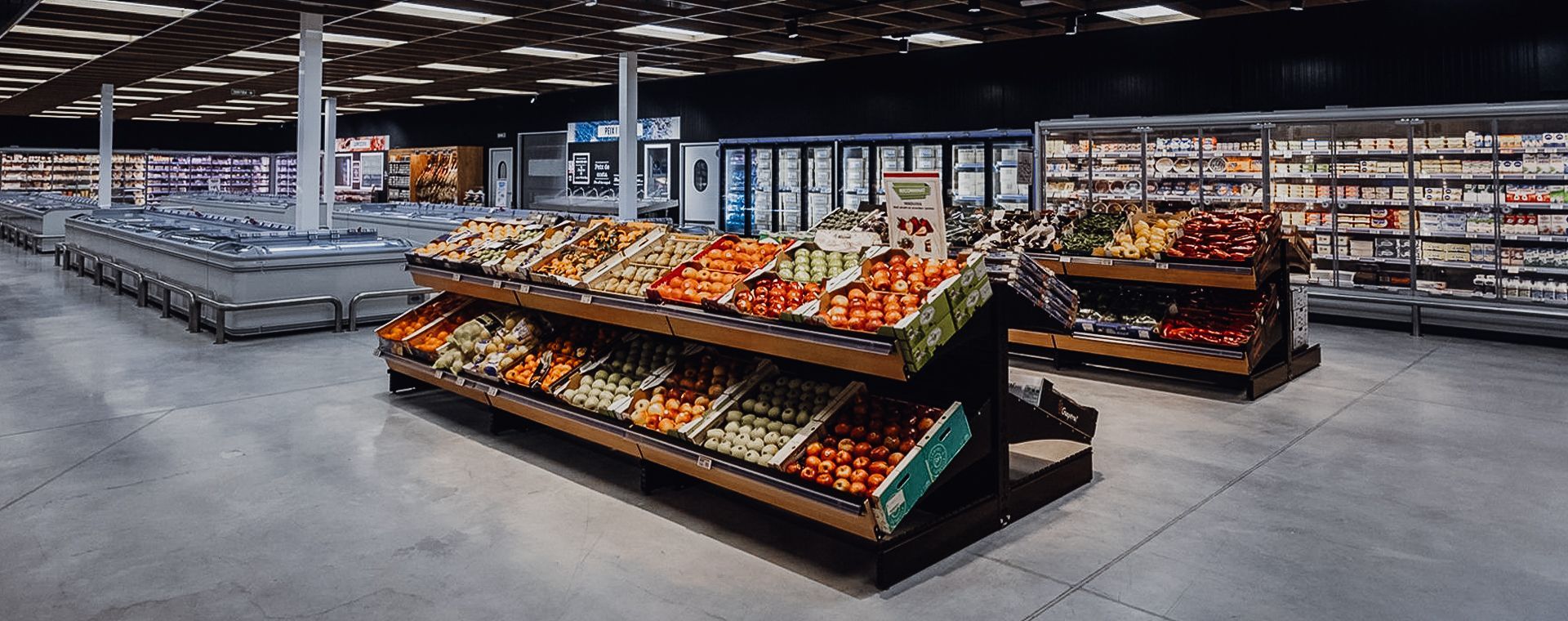 Ein Lebensmittelladen mit viel Obst und Gemüse.