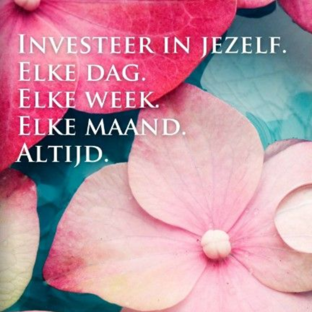 Tekst op roze bloemen: