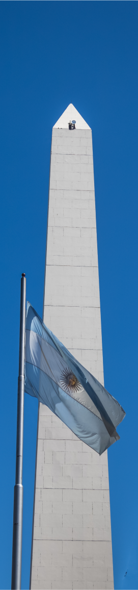 Um obelisco com uma bandeira na frente