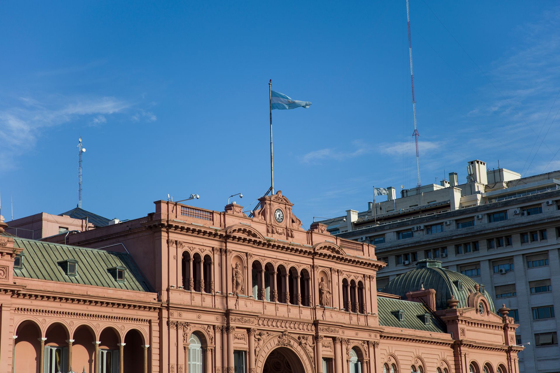 Um grande edifício com uma bandeira no topo
