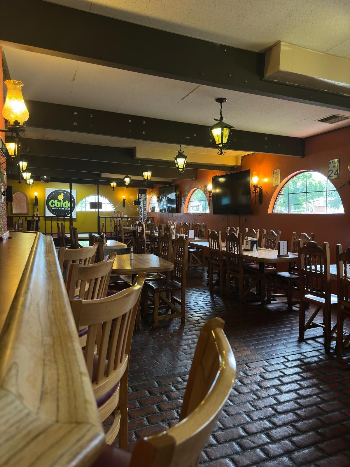 a building with a sign that says chido mariscos del mar a tu paladar