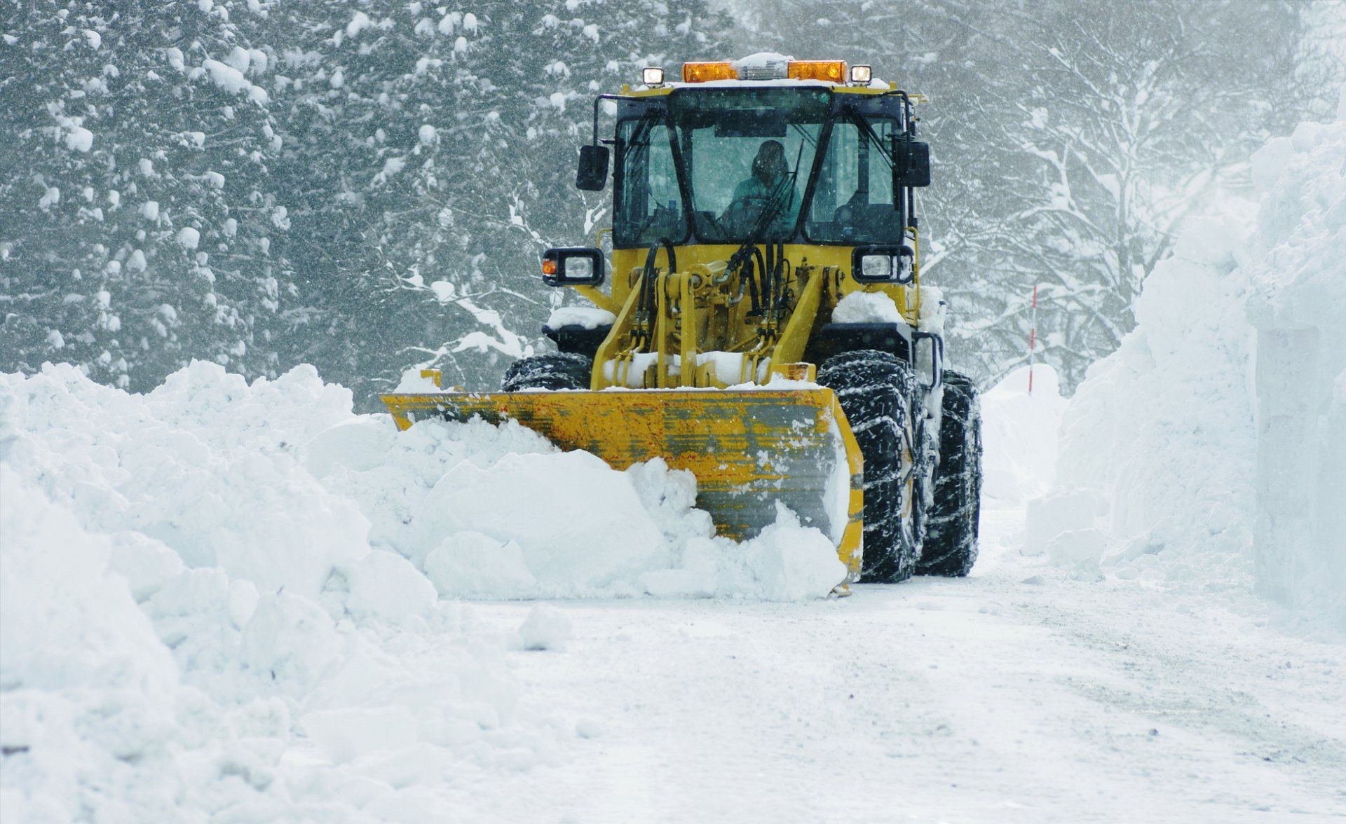 Трактора чистят дороги. Трактор Вольво снегоуборка. Снегоуборочный бульдозер Шантуй. Уборка снега. Механизированная уборка снега.