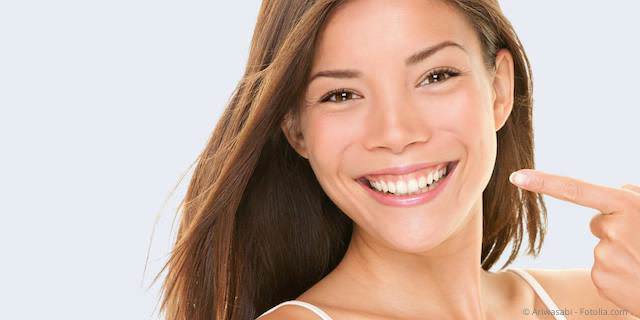 Weiße Zähne mit Zahnaufhellung (Bleaching)