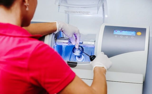 Computergesteuertes Fräsen des Keramik-Inlays