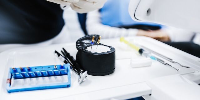 Elektronische Längenmessung der Wurzelkanäle und maschinelle Aufbereitung