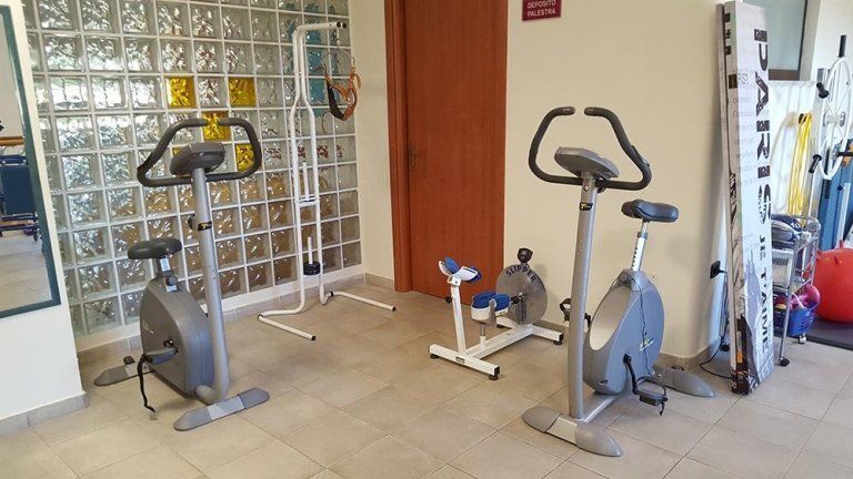 palestra con attrezzi per recupero fisioterapico