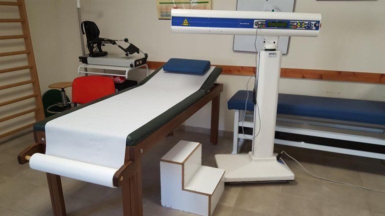 lettino e strumentazione per laserterapia
