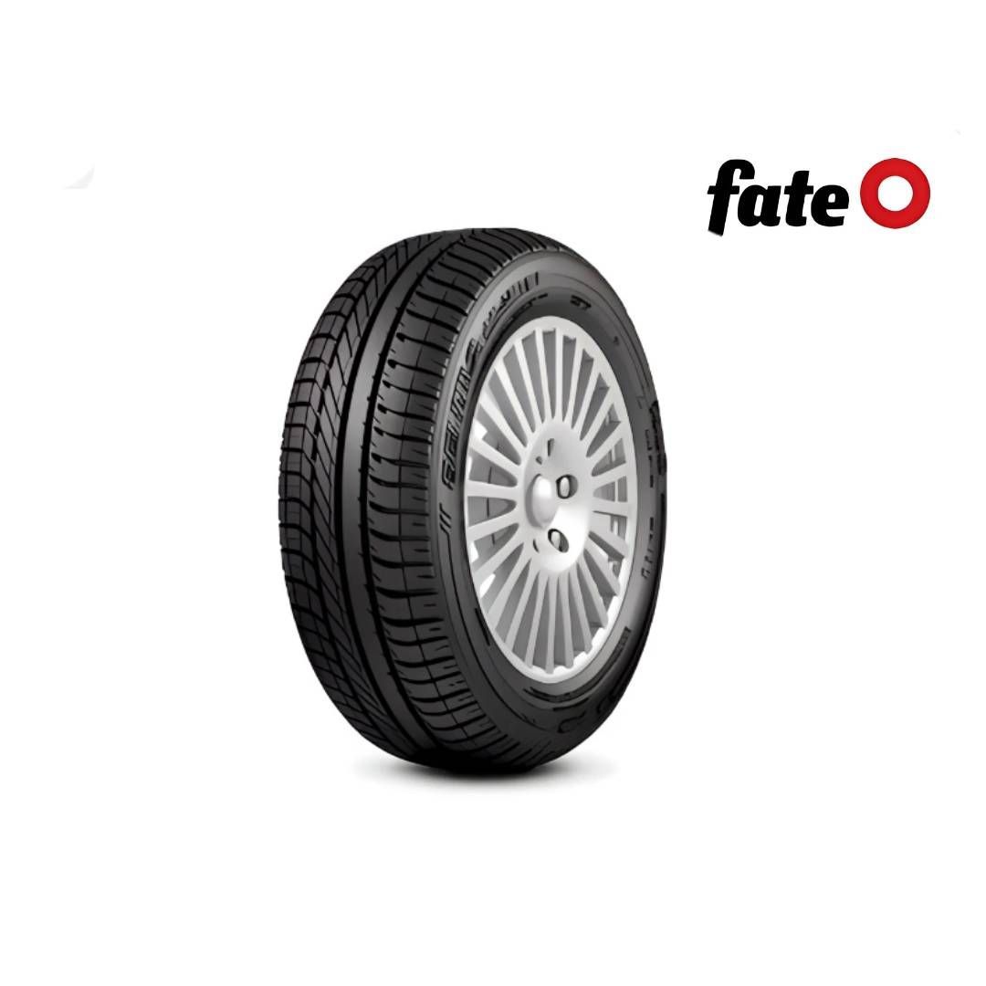 Un primer plano de un neumático de automóvil sobre un fondo blanco.