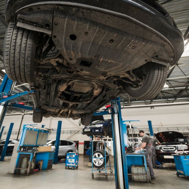Un coche está estacionado en un elevador en un garaje.
