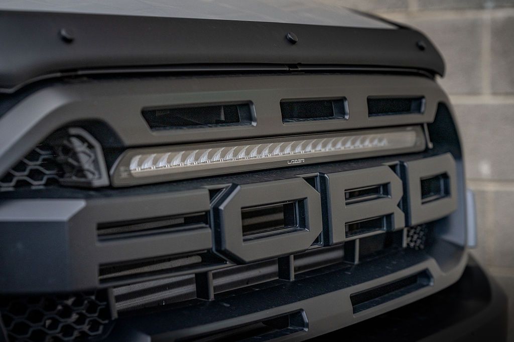 A car with a license plate that says l22 pd