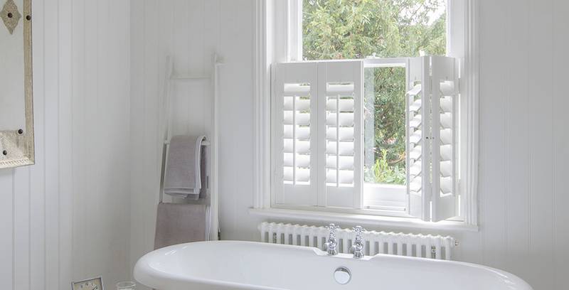 Cafe style shutter in bathroom