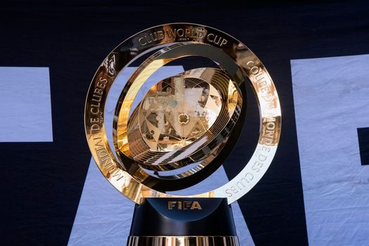 El trofeo dorado de la Copa Mundial de Clubes de la FIFA, centrado sobre un fondo oscuro con letras blancas.