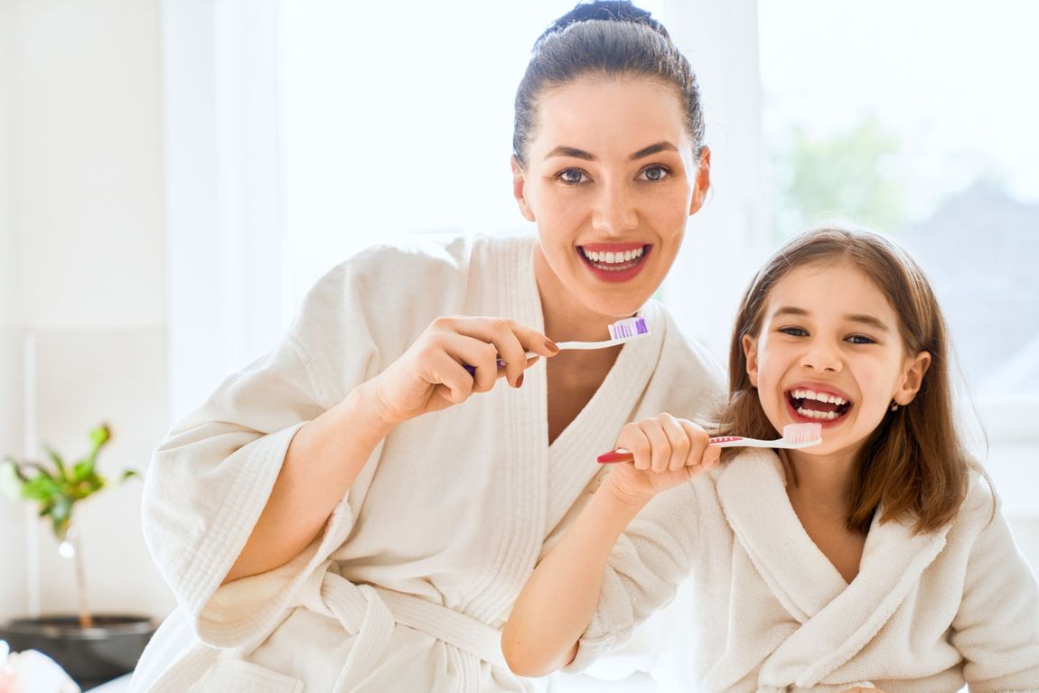 mamma e figlia denti puliti