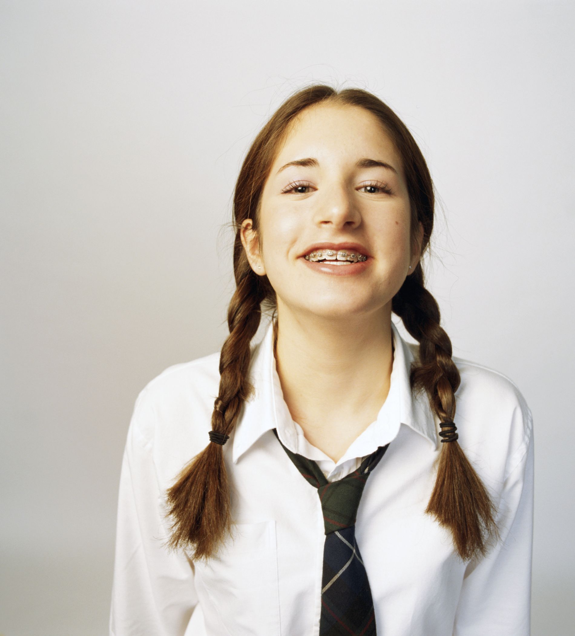 ragazza con apparecchio