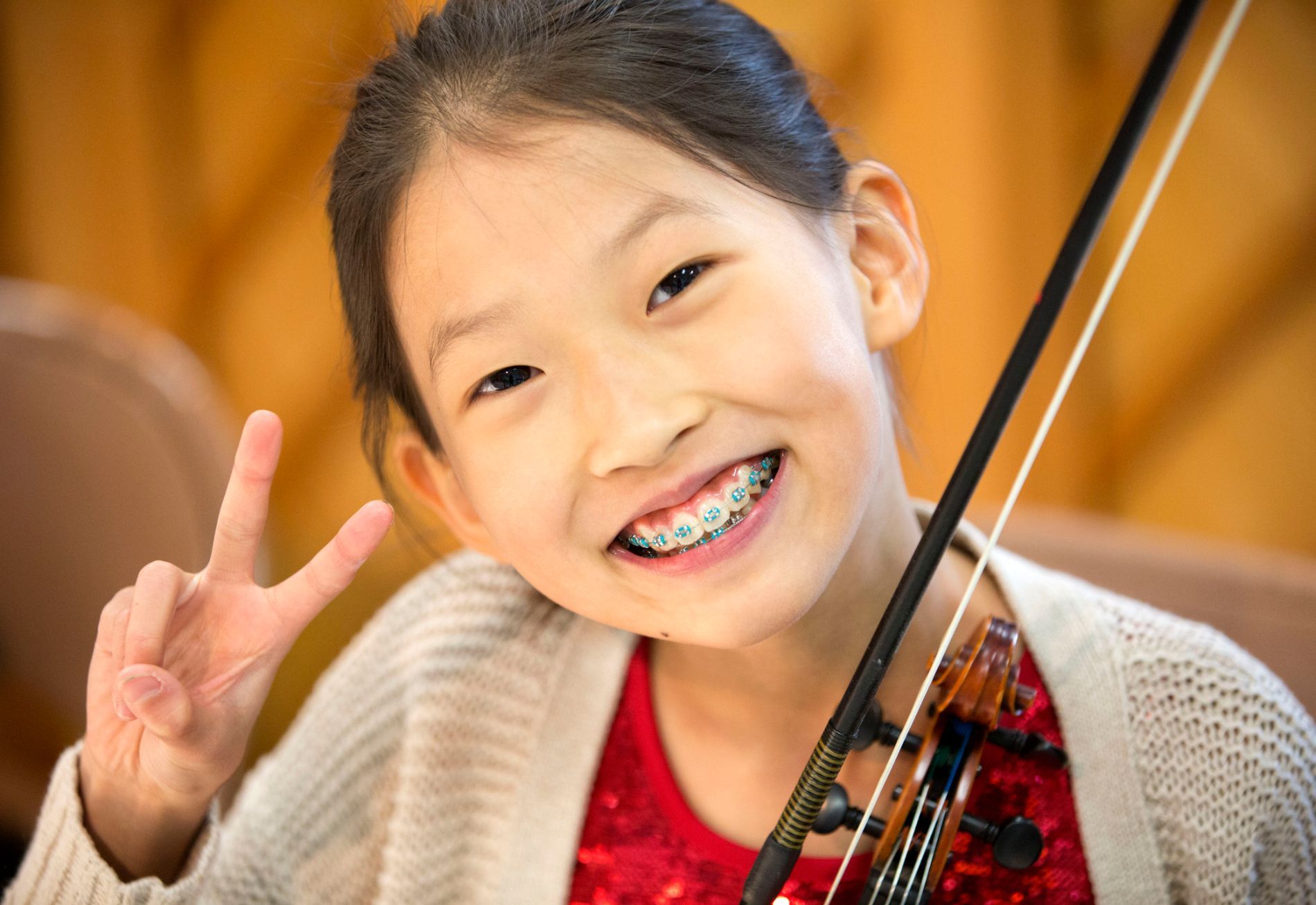 ragazzina con apparecchio