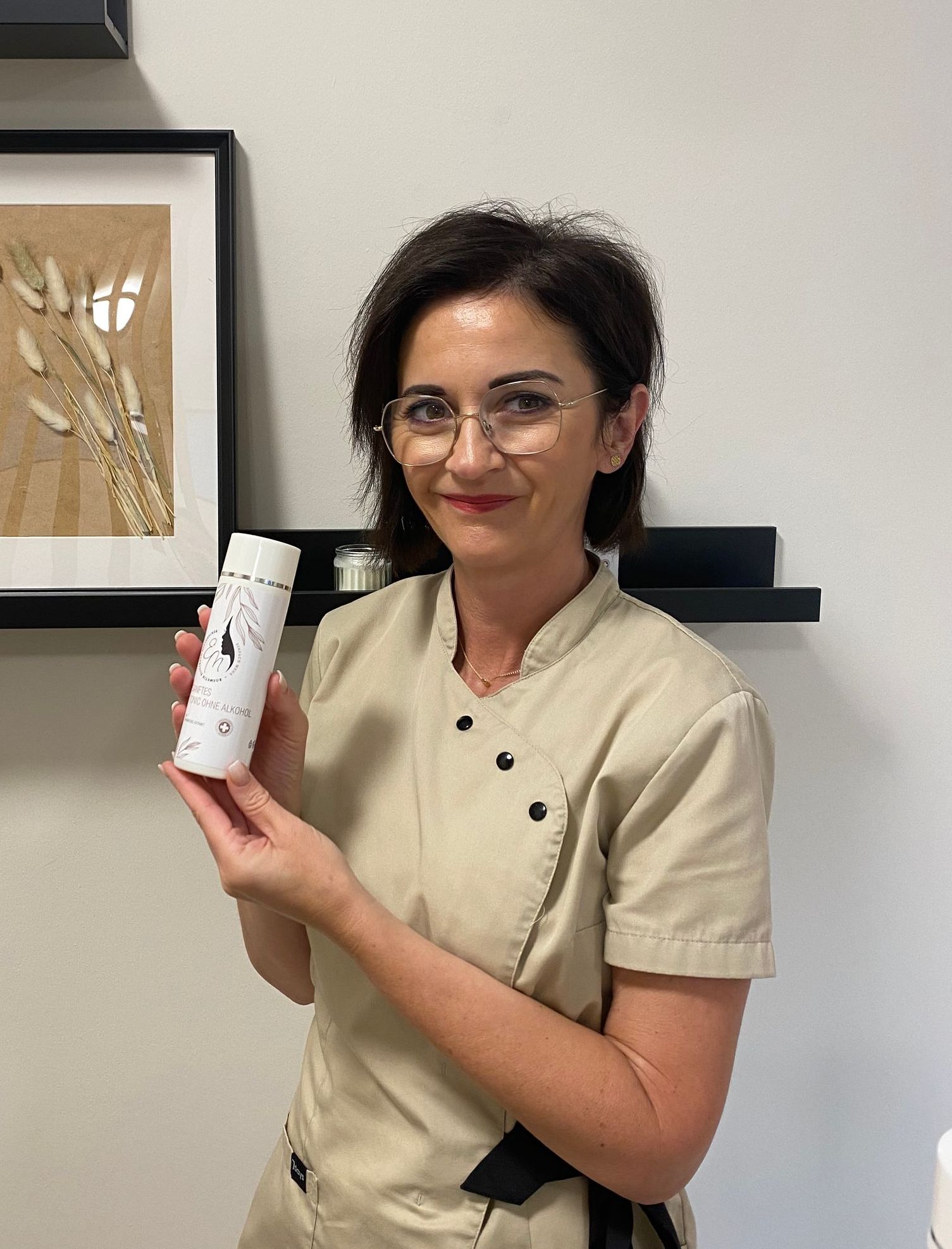 Eine Frau hält eine Flasche Lotion in ihren Händen.