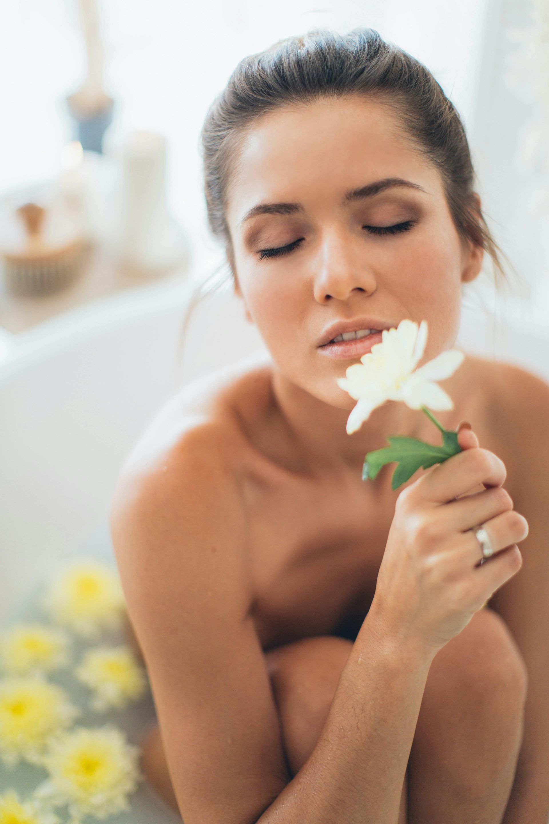Frau in Badewanne mit Blume