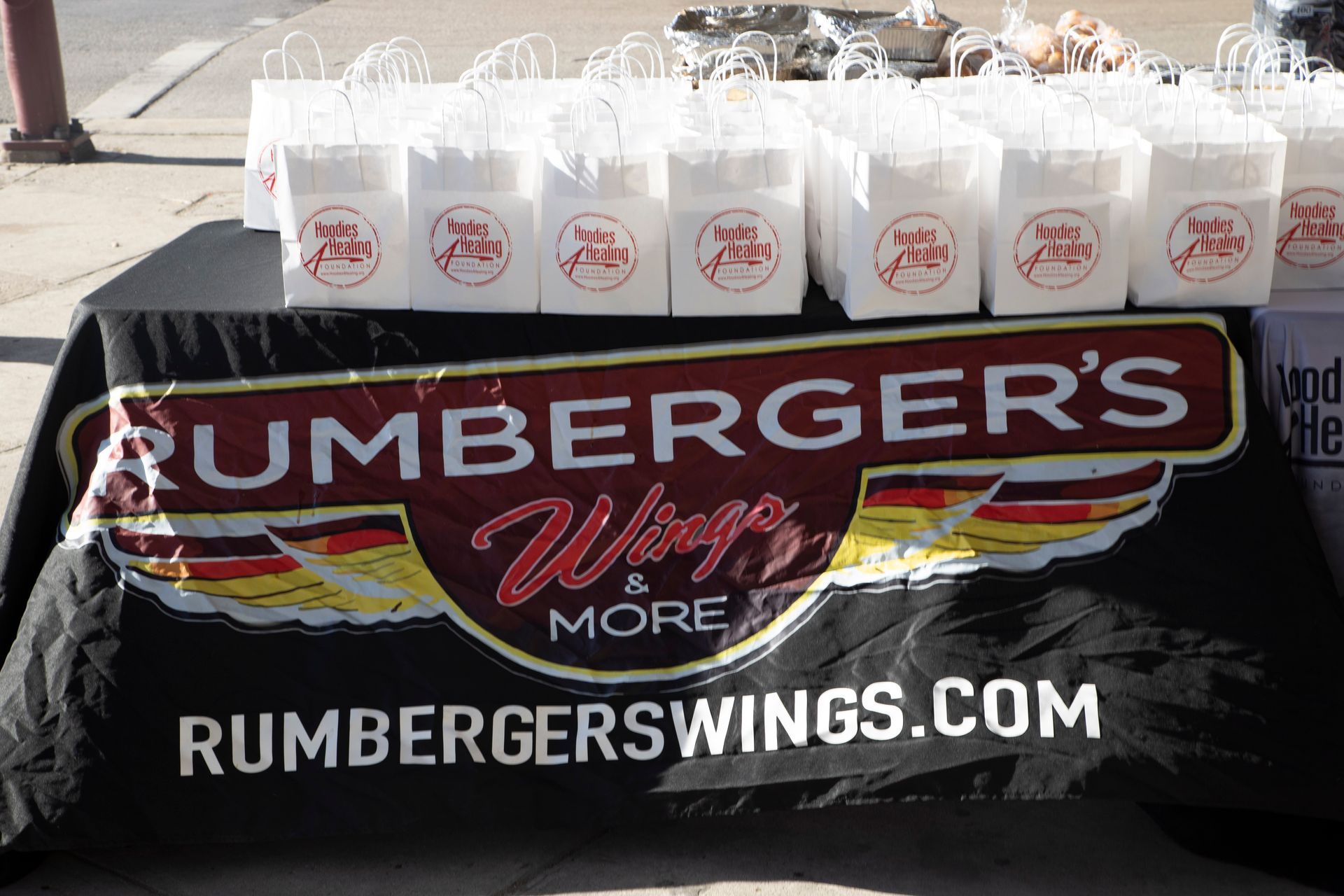 A table with rumberger 's wings on it