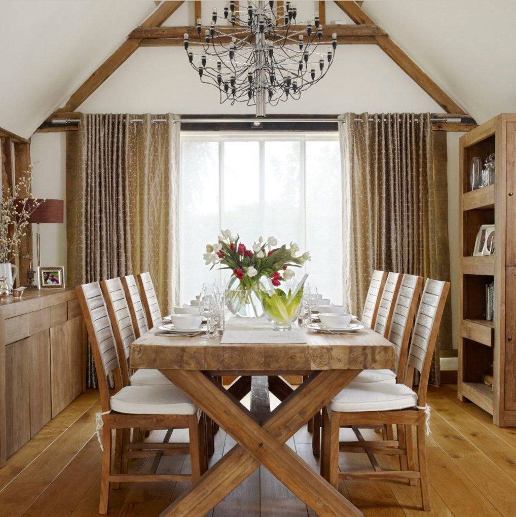 tavolo in legno con sedie e mobili living