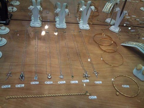 collane e braccialetti sul bancone di un negozio