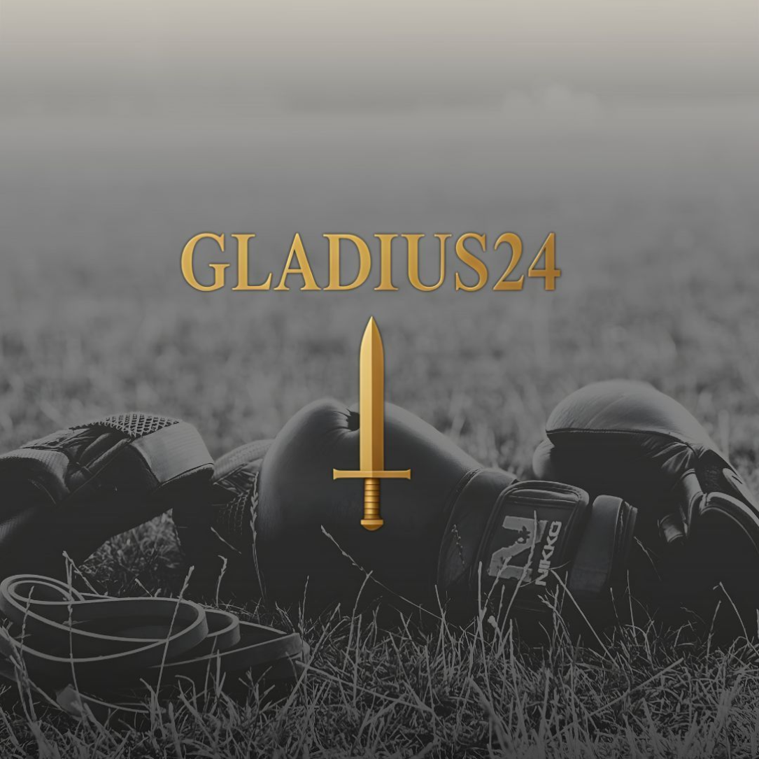 GLADIUS24-logo met een zwaard op een achtergrond van bokshandschoenen, touw en helm op gras.