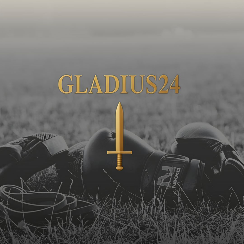 GLADIUS24-logo met een zwaard op een achtergrond van bokshandschoenen, touw en helm op gras.