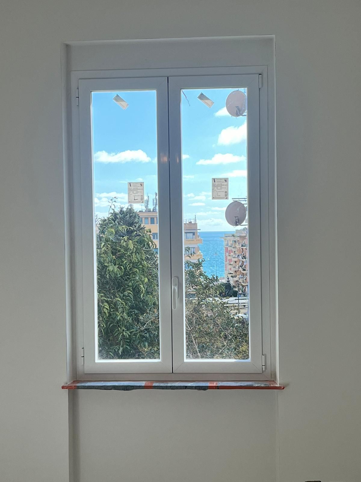 finestra bianca sul mare ligure