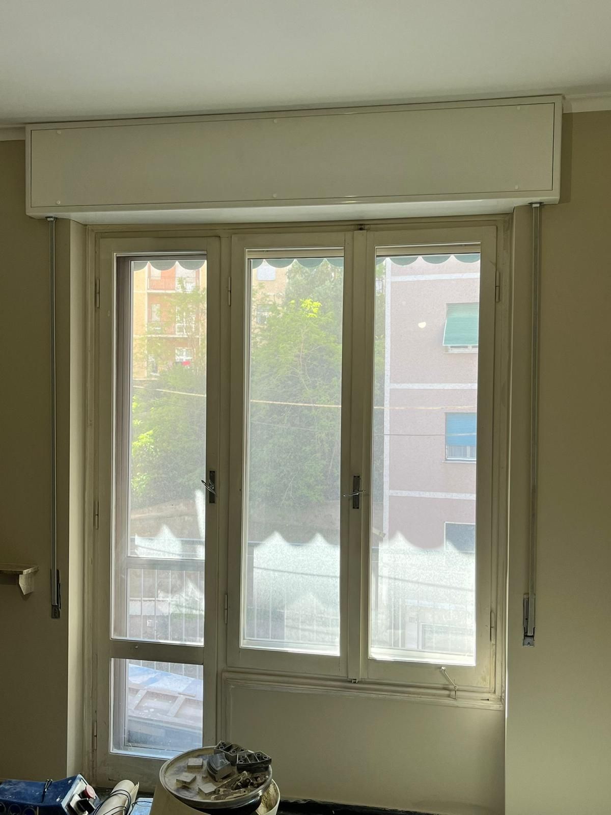 porta finestra bianca a 3 battenti