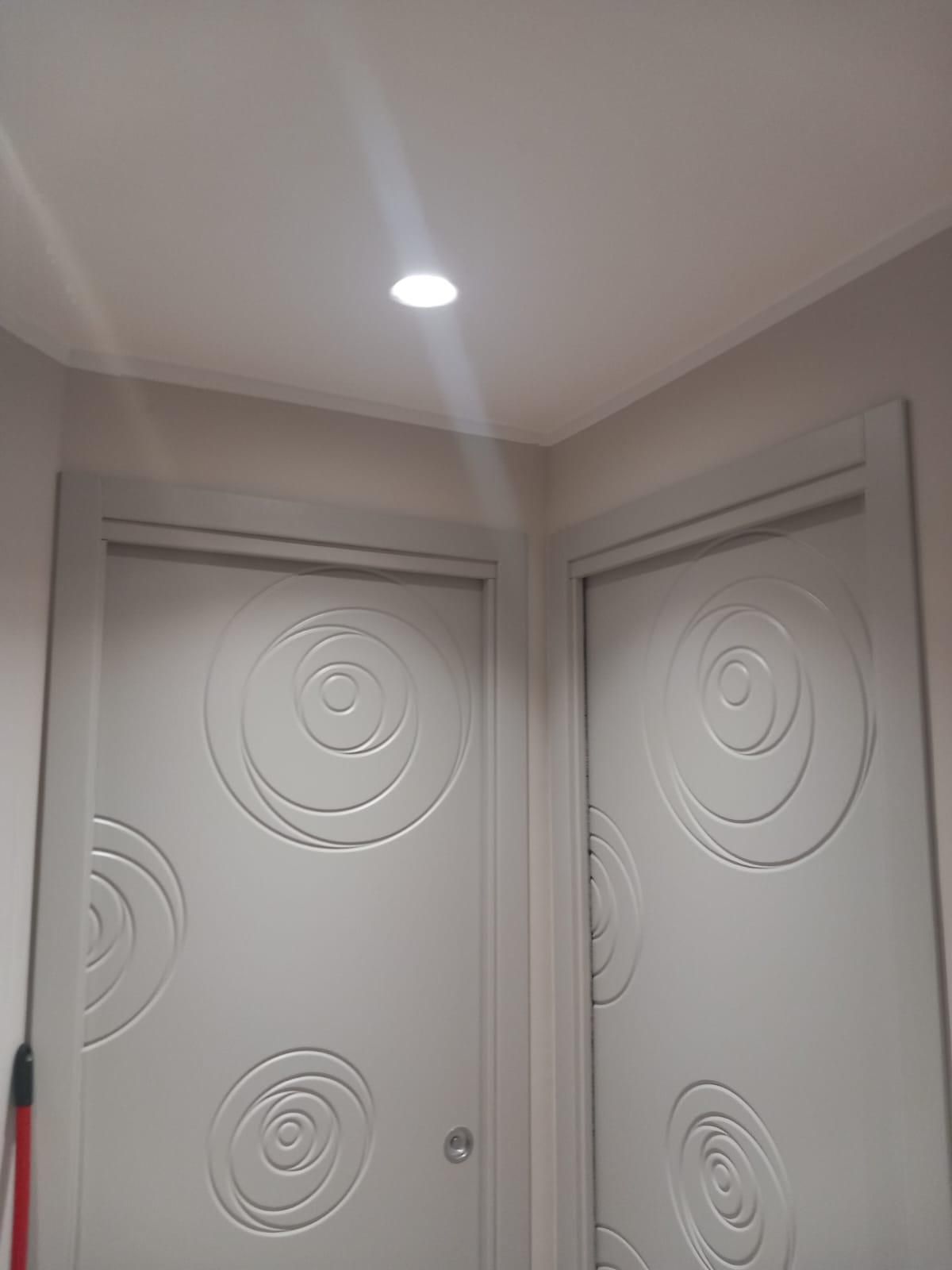 porta bianca con decoro