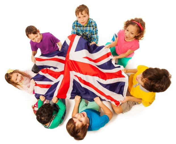 Dei bambini con una bandiera inglese