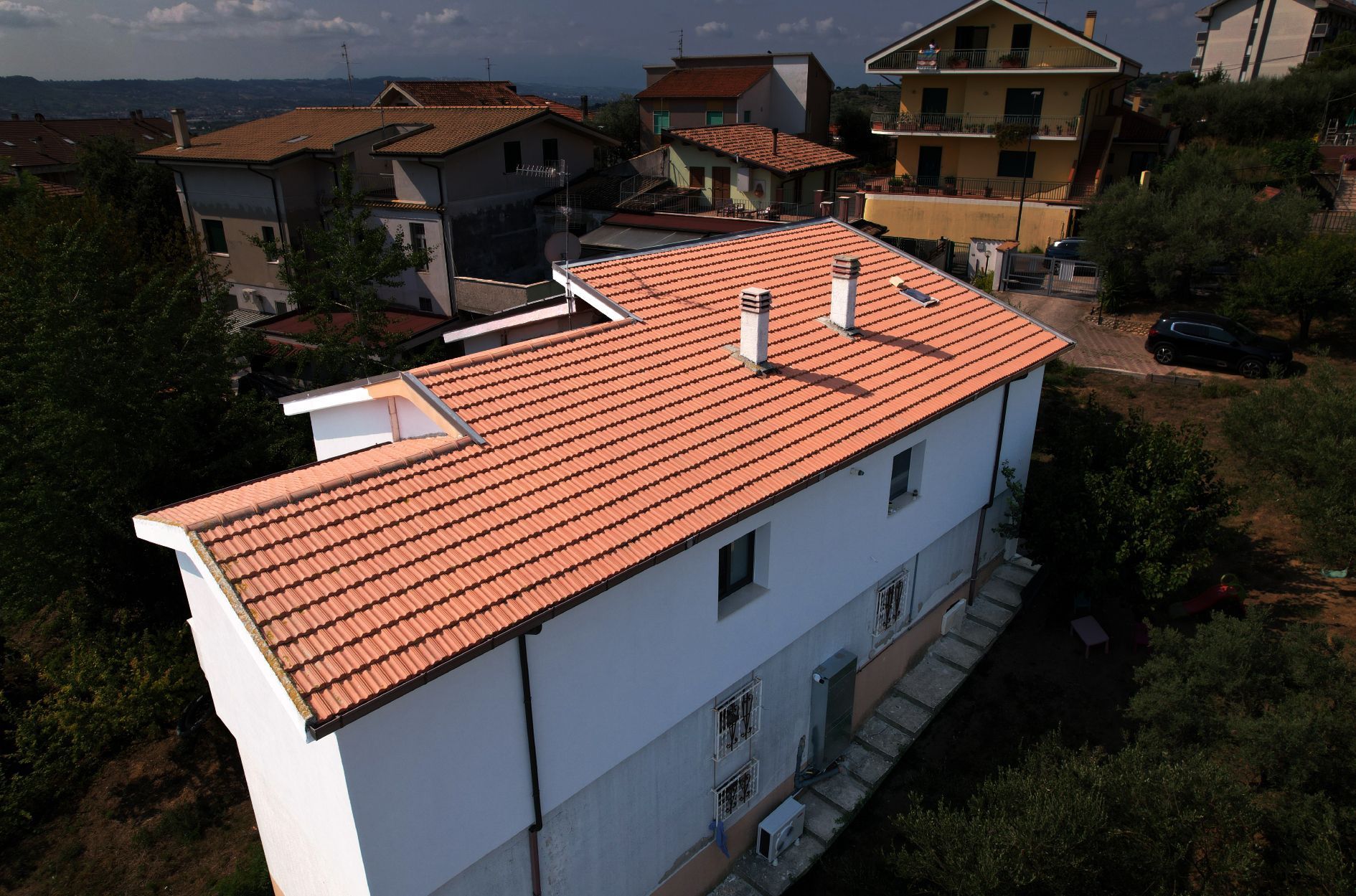 tetto rosso su casa dai muri bianchi