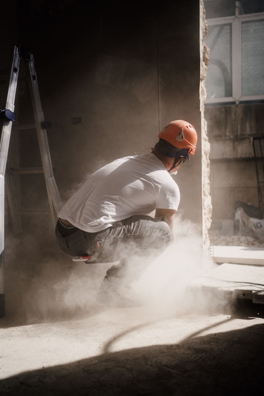 uomo che lavora in cantiere